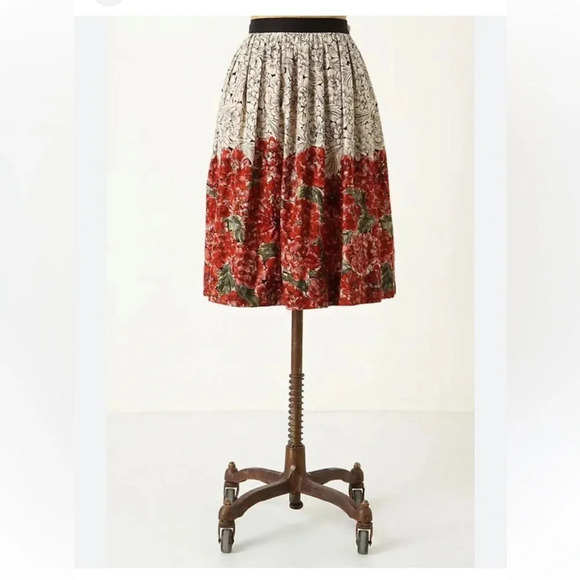 EDME & ESYLLTE by ANTHROPOLOGIE Mid Creation Floral Skirt in Red Rouge Motif - Picture 2 of 7